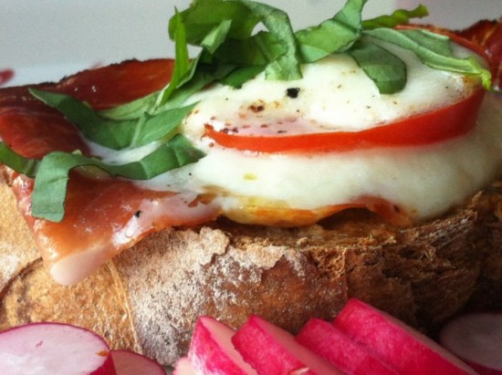 TARTINES DE SPECK, MOZZARELLA ET TOMATES