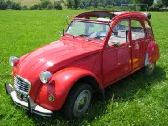 La 2cv rouge illumine l’écran dans le film « Boule et Bill » La 2cv rouge illumine l’écran dans le film « Boule et Bill »