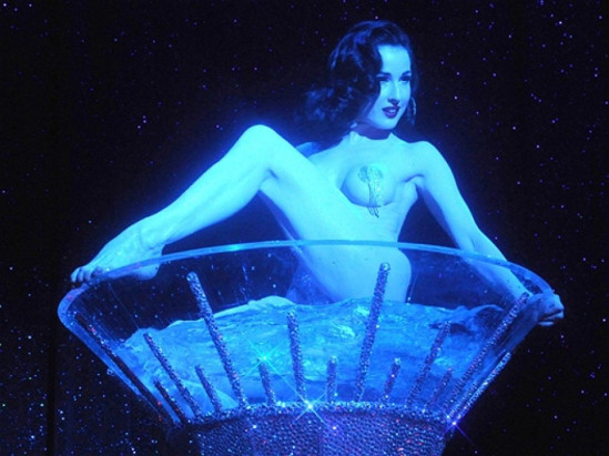 SAINT-VALENTIN : L’effeuillage, un art à offrir SAINT-VALENTIN : L’effeuillage, un art à offrir