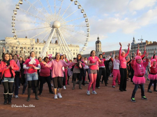 Une marée humaine rose place Bellecour pour la journée de la femme ! Une marée humaine rose place Bellecour pour la journée de la femme !