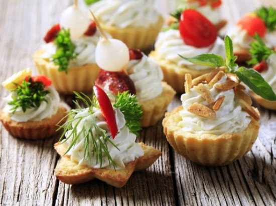 Bouchées aux amandes et chantilly salée Bouchées aux amandes et chantilly salée