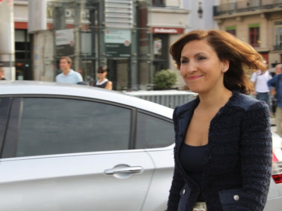 Nora Berra relookée par Sophie la Modeuse : une séance shopping qui fait le buzz Nora Berra relookée par Sophie la Modeuse : une séance shopping qui fait le buzz