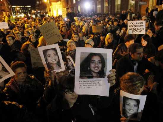 SUITE À UN FAIT DIVERS DRAMATIQUE, L’IRLANDE LÉGALISE L’AVORTEMENT SOUS CONDITIONS