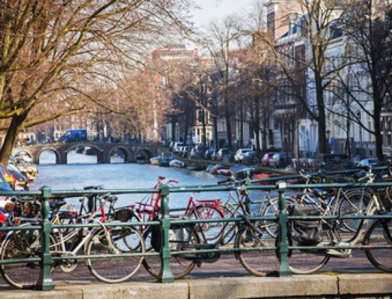 AMSTERDAM SOUS UN NOUVEAU JOUR AMSTERDAM SOUS UN NOUVEAU JOUR