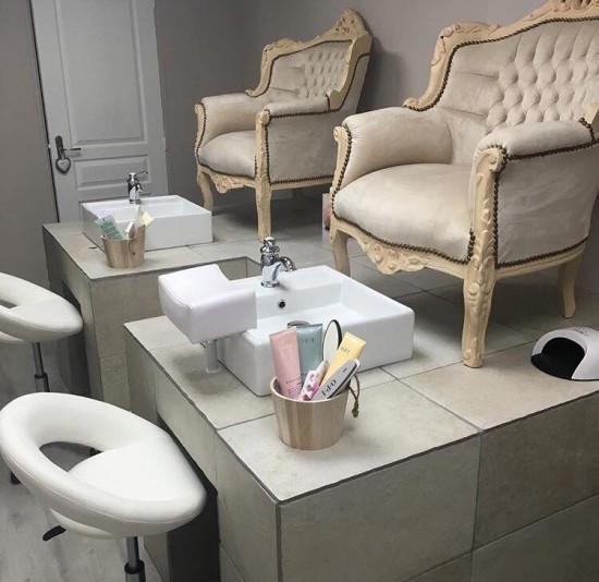 Le boudoir d'Alexandra: bar à ongles à la décoration de Louis IV revisitée