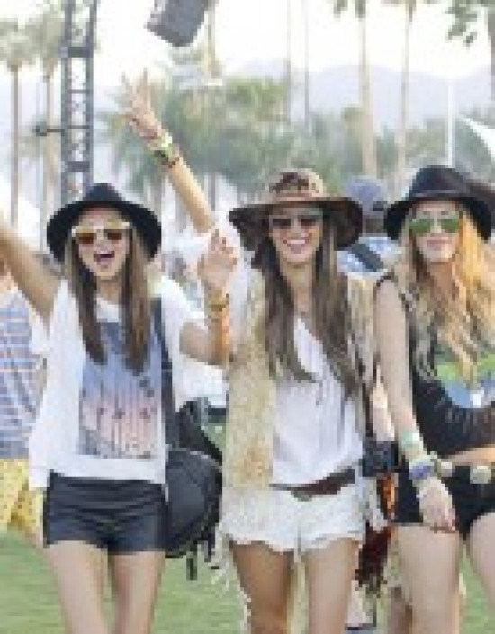 TOUTES EN MICRO-SHORT ! TOUTES EN MICRO-SHORT !