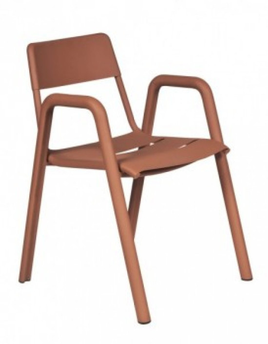 UNE CHAISE DE JARDIN CUIVRÉE UNE CHAISE DE JARDIN CUIVRÉE