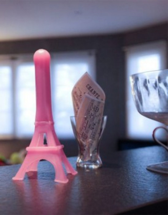 « La Tour est folle », le sextoy des amoureux de Paris « La Tour est folle », le sextoy des amoureux de Paris