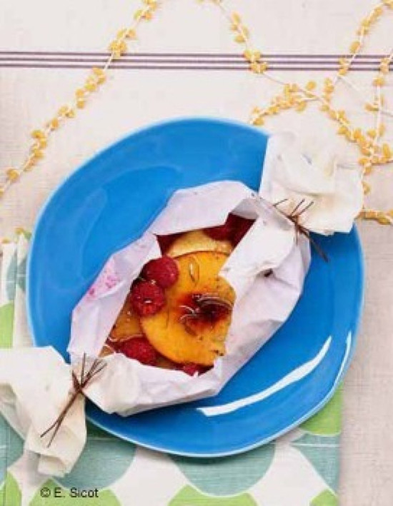Papillotes de pêches et framboises à la cannelle Papillotes de pêches et framboises à la cannelle