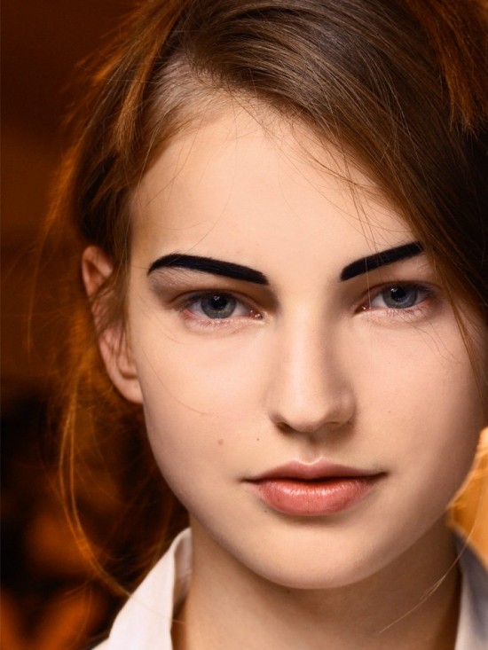 La tendance beauté à oser : le sourcil rectiligne