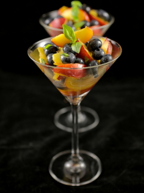 SALADE RAFRAICHISSANTE AUX MYRTILLES ET AUX NECTARINES SALADE RAFRAICHISSANTE AUX MYRTILLES ET AUX NECTARINES