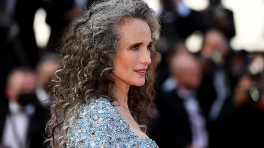 Andie MacDowell affiche sa chevelure grise sur les marches du festival de Cannes et elle est sublime !