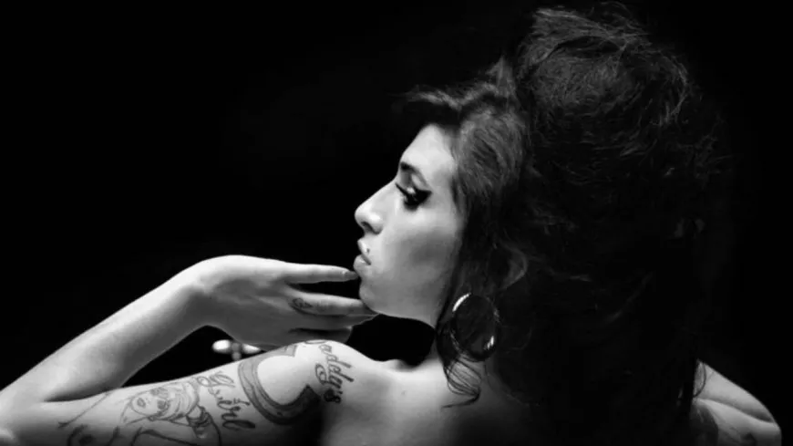 A l&rsquo;occasion des 10 ans de la disparition d'Amy Winehouse des clich&eacute;s in&eacute;dits sont expos&eacute;s