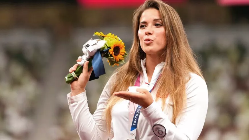 L'athlète polonaise Maria Andrejczyk met aux enchères sa médaille olympique pour sauver un enfant !