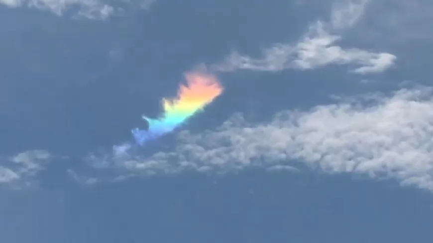 Un nuage "arc-en-ciel de feu" a été observé dans le ciel (VIDÉO)