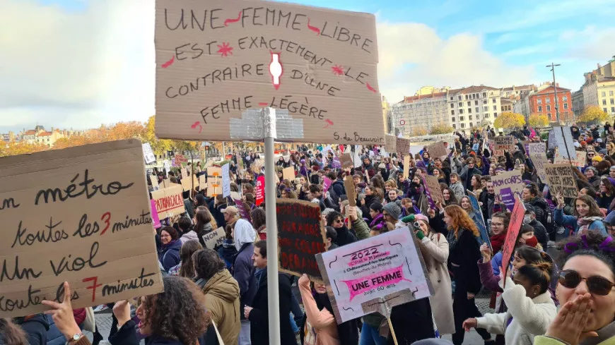 "L’amour ne fait pas de bleus" : des milliers de participantes à la manifestation contre les violences sexistes et sexuelles