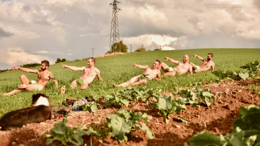 Rhône : des agriculteurs posent nus dans un calendrier pour soutenir la lutte contre le cancer du sein