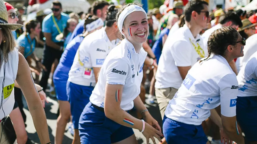"Le plus beau mois de mon été" : la passion d'une étudiante lyonnaise pour la caravane du Tour de France