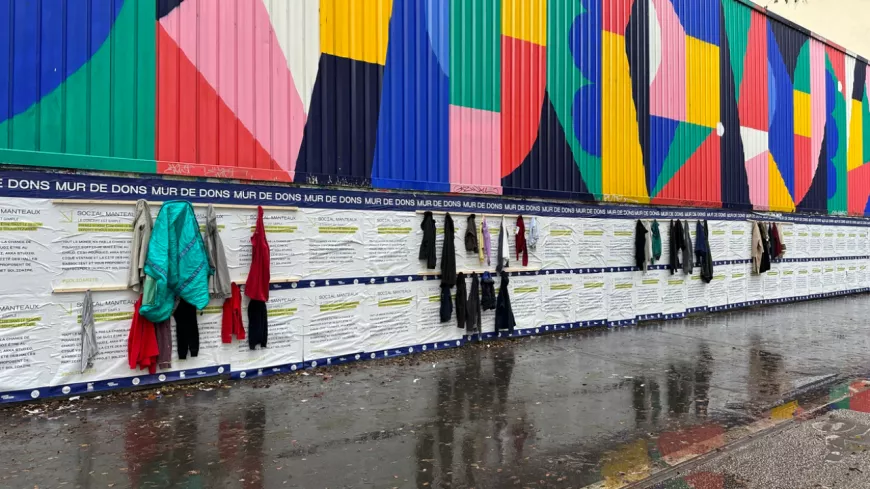 Un mur de dons installé à Lyon pour faire face au froid