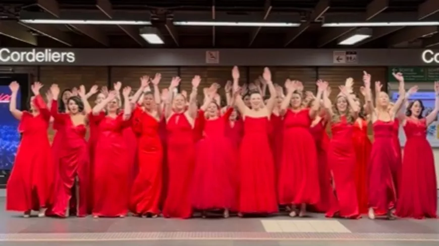 Lyon : elles dansent en robes rouges dans le métro sur du ABBA