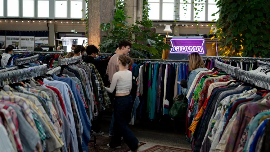 La folie des ventes de vêtements vintage au poids  de retour à Lyon