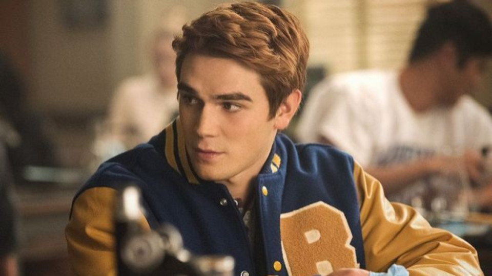People : L'acteur K. J. Apa (Riverdale) va être papa pour la première fois !