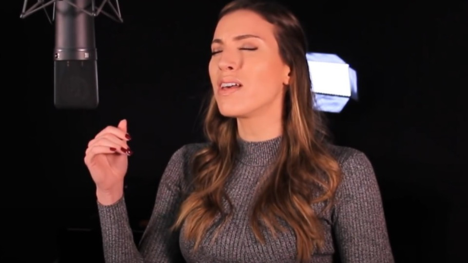 Cette jeune femme reprend "Halo" de Beyoncé en français, le  résultat est époustouflant ! (vidéo)