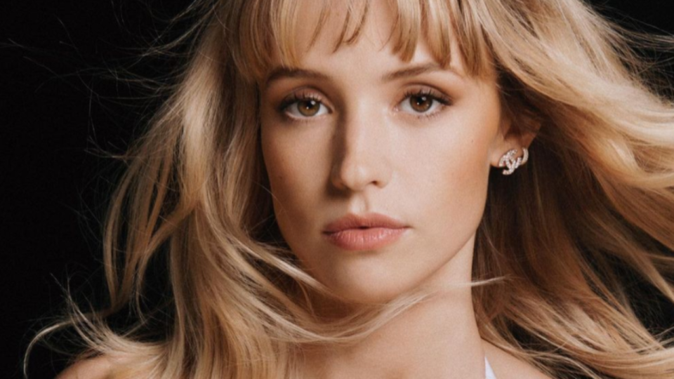 Angèle sublime pour la nouvelle campagne Chanel !