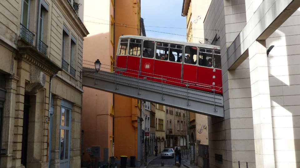Une carte du temps de marche et des calories brûlées entre chaque station du métro et tramway lyonnais