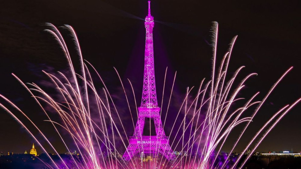 La Tour Eiffel célèbre Octobre Rose !