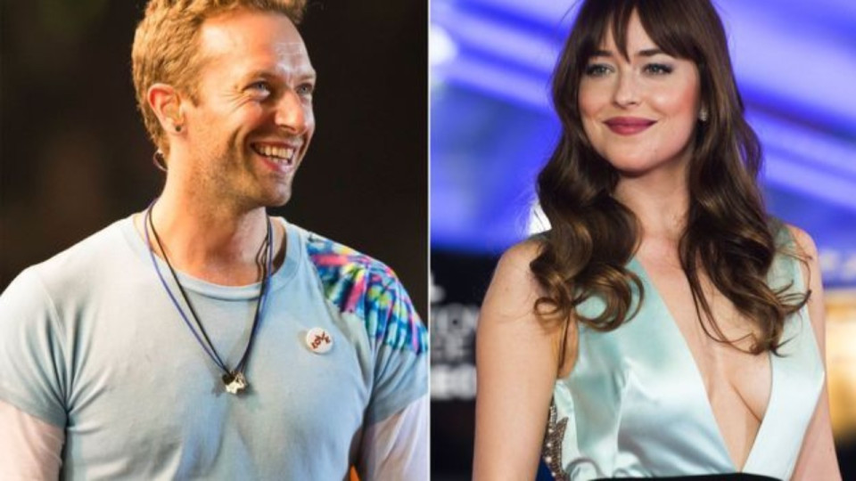 Chris Martin déclare sa flamme à Dakota Johnson en plein concert ! (vidéo)