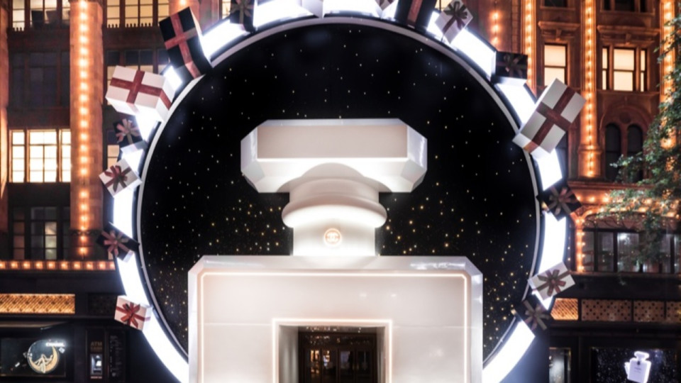 Chanel décore le magasin Harrods de Londres pour Noël !