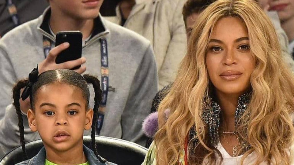 Beyoncé pose avec des filles pour sa marque !