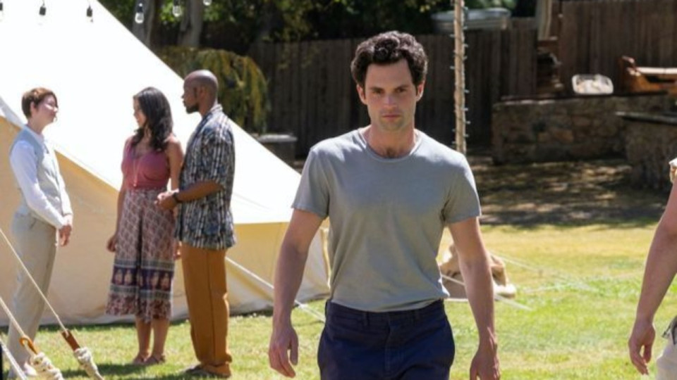 Le tournage de "YOU" saison 4 a (enfin) commencé !