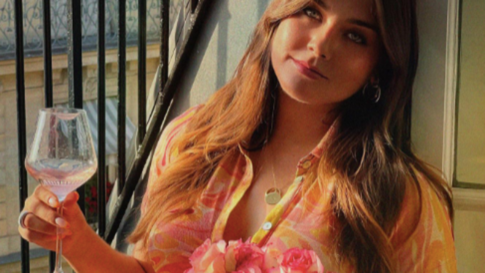 L’influenceuse Anna Rvr dévoile un kit de rosé en collaboration avec Côte des Roses