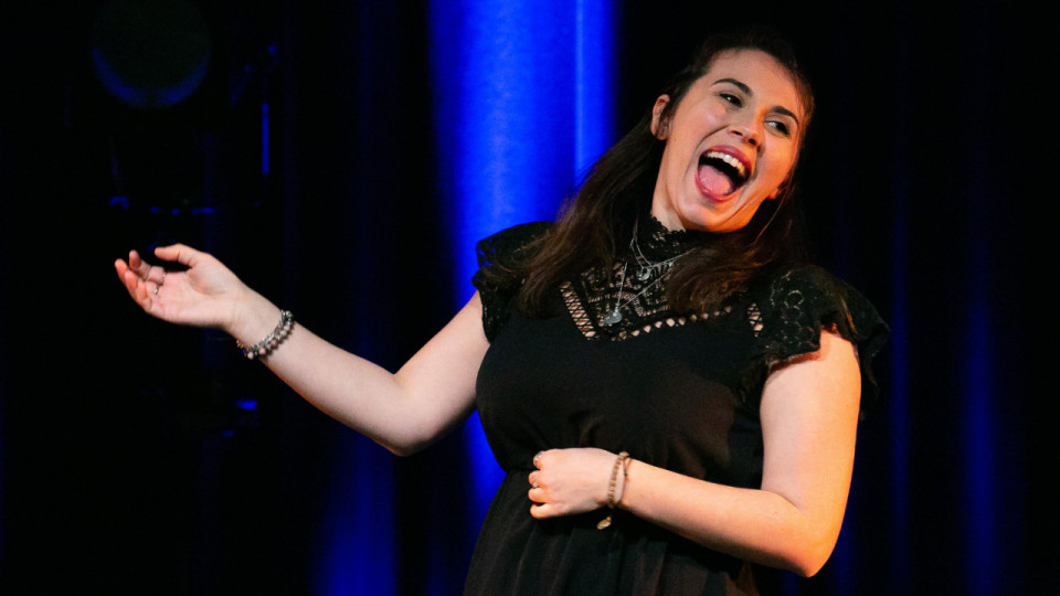 Lyon : l’humoriste haute en couleur Sophie Belvisi vient présenter son spectacle Alzhei’mère !