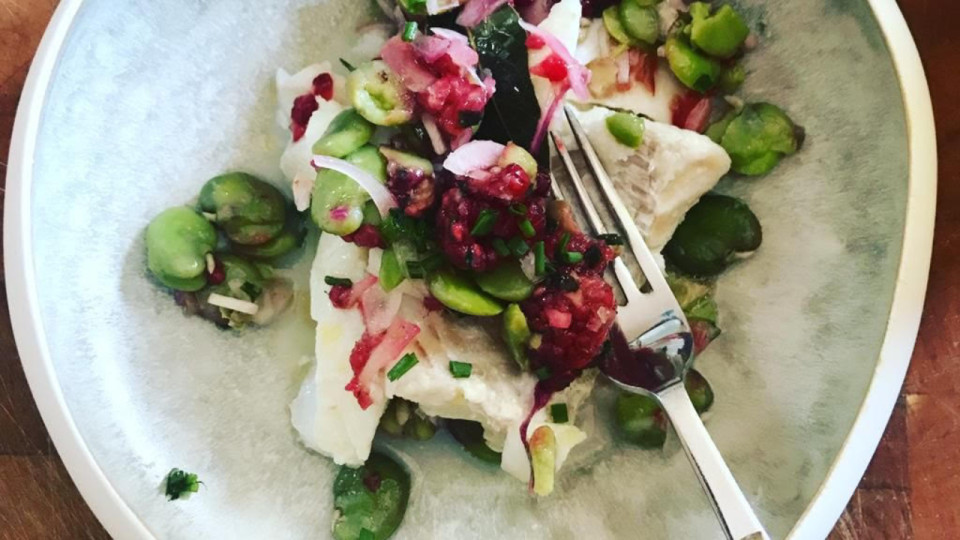 La recette de Davia : la salade tiède de cabillaud à la cardamome, fèves et framboises