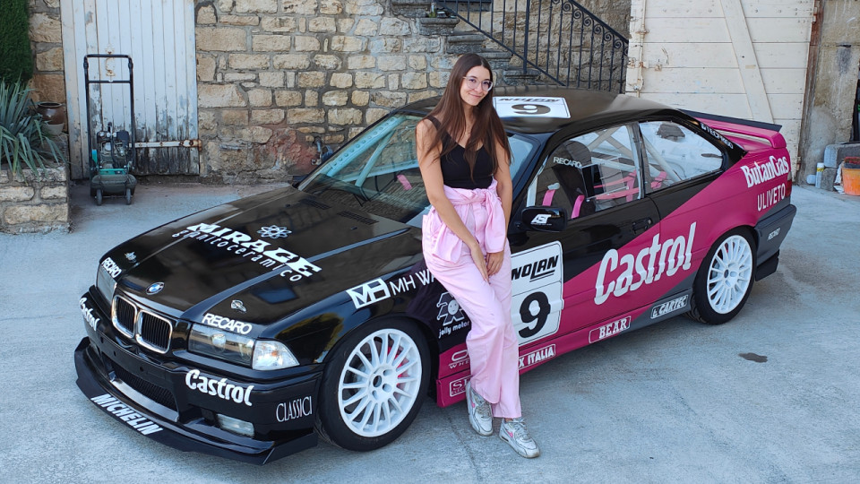 Passionnée de vieilles voitures, elle rêve d'ouvrir son propre garage