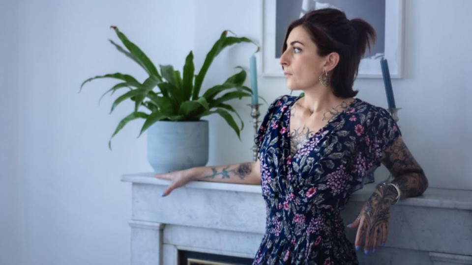 "Il y a autant de façons de tatouer que de tatoueurs" : cette Lyonnaise aborde le tatouage d’une nouvelle façon