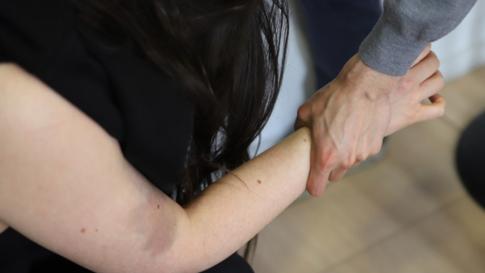 Violences faites aux femmes : 200 boutons d’alerte distribués dans le Rhône