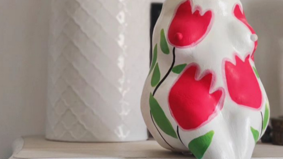 Cette Lyonnaise veut décomplexer le corps des femmes avec des pots de cornichons