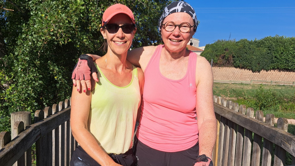"On peut avoir un cancer et continuer le sport" : Emmanuelle et Rachel vont relever le défi du Triathlon des Roses de Lyon