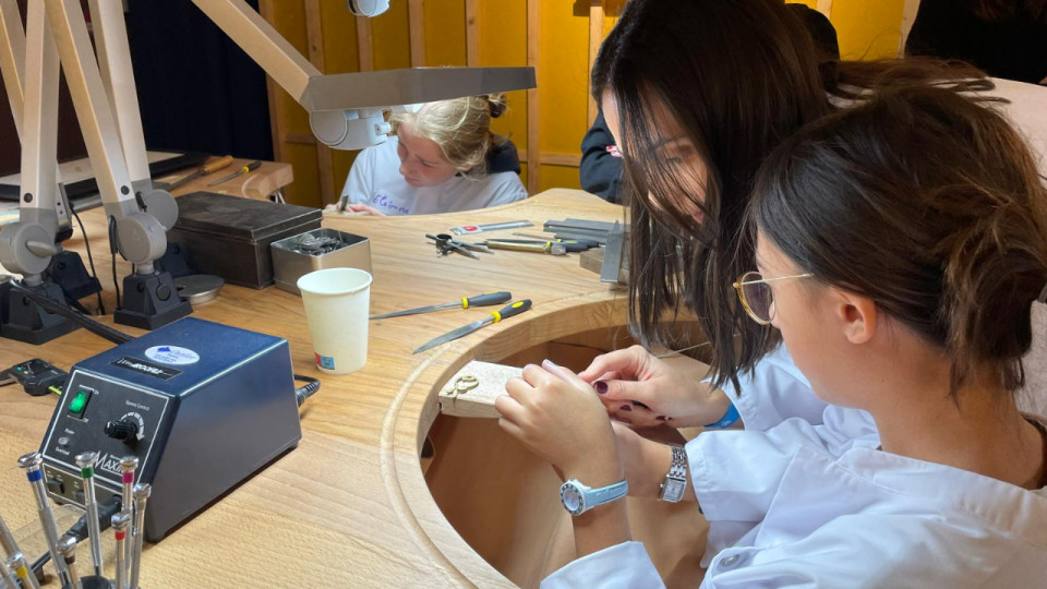 "On veut faire naître des vocations" : la maison Van Cleef & Arpels s'expose à Lyon