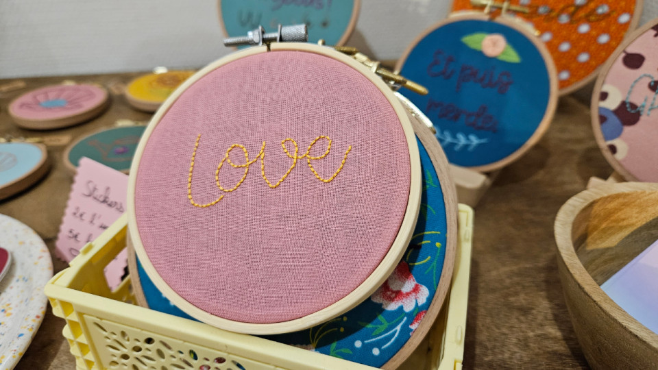"Une activité que l’on pense vieillotte mais pas du tout" : on a testé un atelier broderie à Lyon