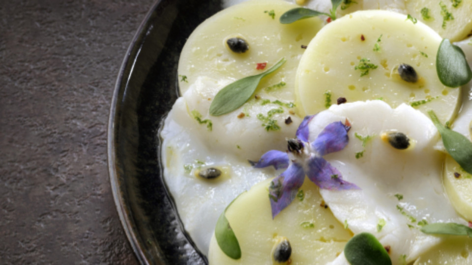 La recette du Nouvel An : Carpaccio de Saint-Jacques, fromage Abondance et fruit de la passion