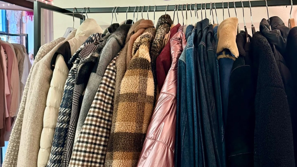 Un grand déstockage dans cette boutique de vêtements de seconde main sur le point de fermer à Lyon