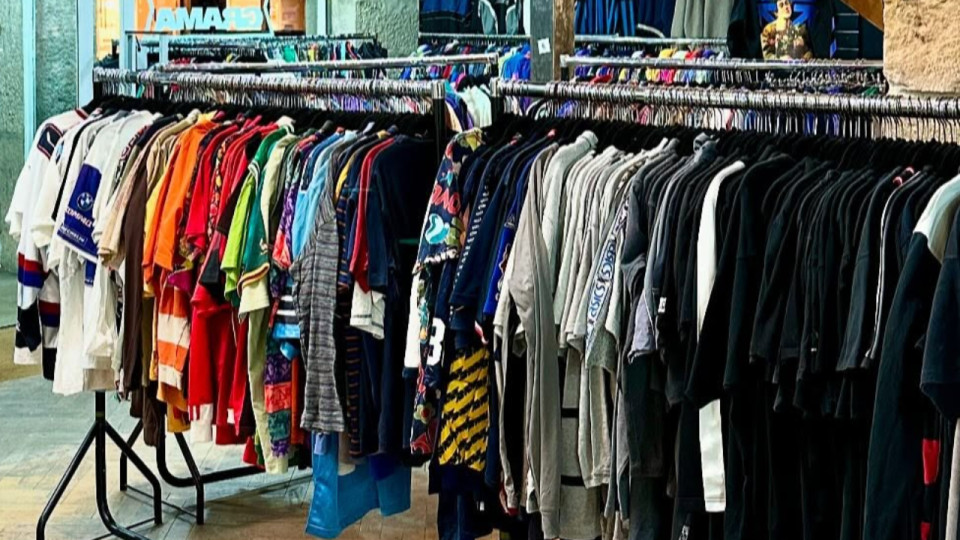 Une grande vente de vêtements vintage au kilo organisée à Lyon
