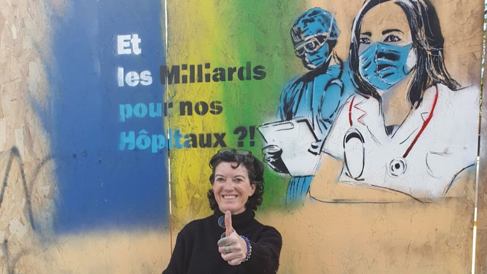 "Tout le monde passera au moins une fois à l’hôpital dans sa vie" : une artiste lyonnaise rend hommage aux soignants