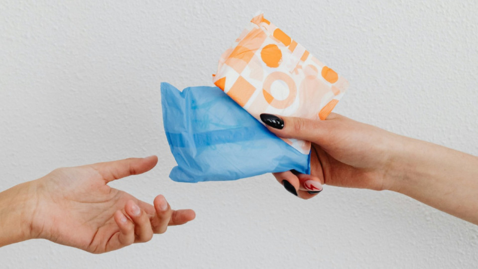 Lutte contre la précarité menstruelle : des protections en libre-service à Lyon référencées sur une application 