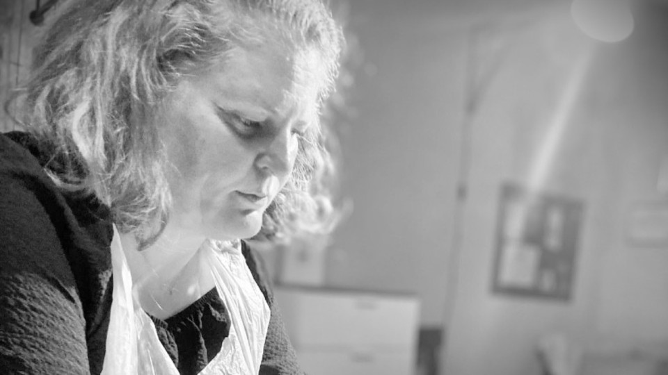 Une tatoueuse lyonnaise au service des corps abîmés par le cancer du sein